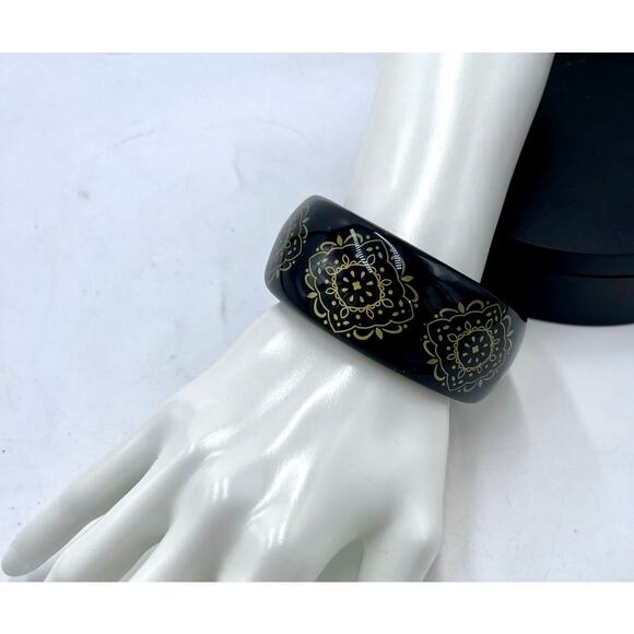 Vintage Black Gold Filigree Design Lucite Smooth Rounded Bangle Bracelet - Picture 2 of 5